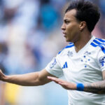 Kaio Jorge brilha com três gols, comanda virada e Cruzeiro derrota o Grêmio em Porto Alegre