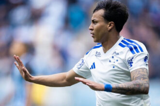 Kaio Jorge brilha com três gols, comanda virada e Cruzeiro derrota o Grêmio em Porto Alegre