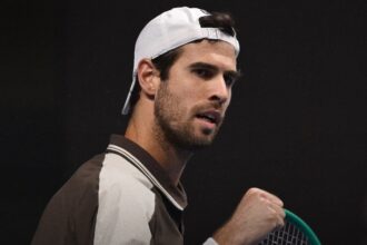 Karen khachanov estreia com vitória e avança no atp 250 de almaty