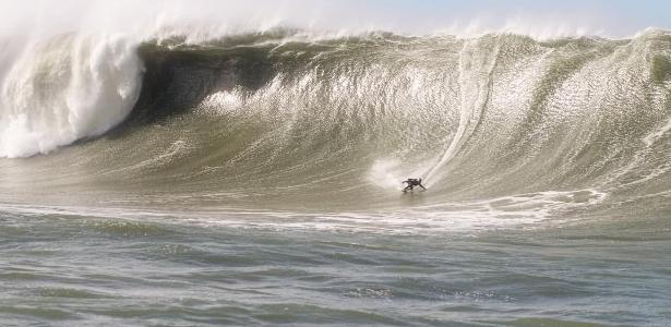 Laje da Jagua sedia inédito campeonato mundial de ondas gigantes