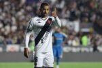 Lateral do Vasco entra na mira de clube brasileiro e equipe estrangeira