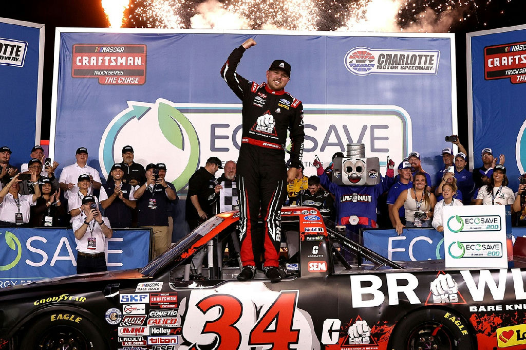 Layne Riggs domina Charlotte e acirra disputa pelo título da NASCAR Truck Series