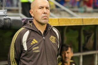 Leonardo Jardim exalta elenco e tira o mérito pessoal sobre a eficácia do Flamengo