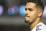Lesão de Lucas Veríssimo abre espaço para zagueiro novato no Santos