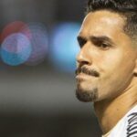 Lesão de Lucas Veríssimo abre espaço para zagueiro novato no Santos