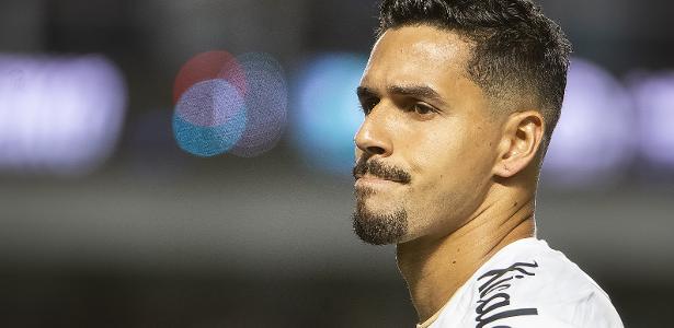 Lesão de Lucas Veríssimo abre espaço para zagueiro novato no Santos