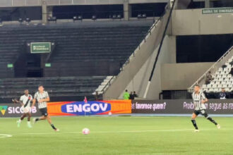 Lescano marca primeiro gol do Vasco contra o Botafogo em clássico