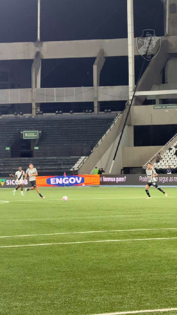 Lescano marca primeiro gol do Vasco contra o Botafogo em clássico