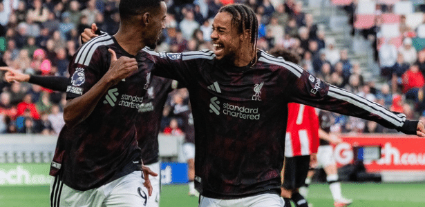 Liverpool bate o brentford de virada fora de casa pelo campeonato
