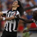 Loco Abreu celebra data especial e recebe homenagens do botafogo