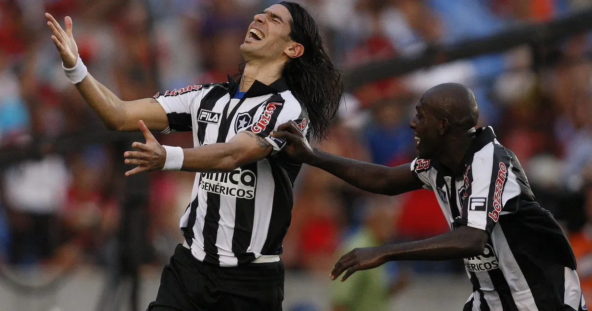 Loco Abreu celebra data especial e recebe homenagens do botafogo