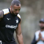 Lucas Monzón treina normalmente e amplia opções defensivas do Botafogo