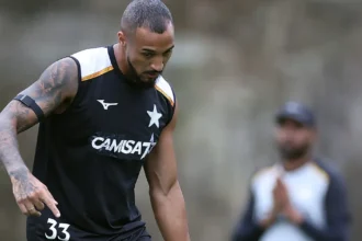 Lucas Monzón treina normalmente e amplia opções defensivas do Botafogo