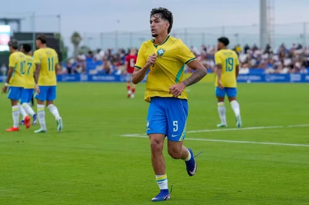 Lucas Rodrigues brilha pelo Goiás após estreia com gol na seleção brasileira