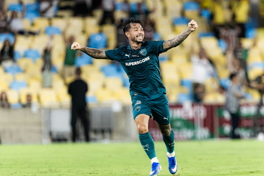 Lucho Acosta celebra golaço no Maracanã e aguarda nascimento do terceiro filho