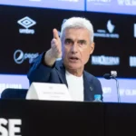 Luís Castro responde a Renato Gaúcho e defende o Grêmio em momento de crise