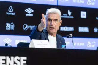 Luís Castro responde a Renato Gaúcho e defende o Grêmio em momento de crise