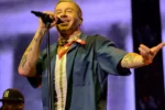 Macklemore apoia Palestina e critica ICE em primeiro show após deixar turnê de Ed Sheeran
