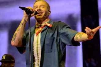 Macklemore apoia Palestina e critica ICE em primeiro show após deixar turnê de Ed Sheeran