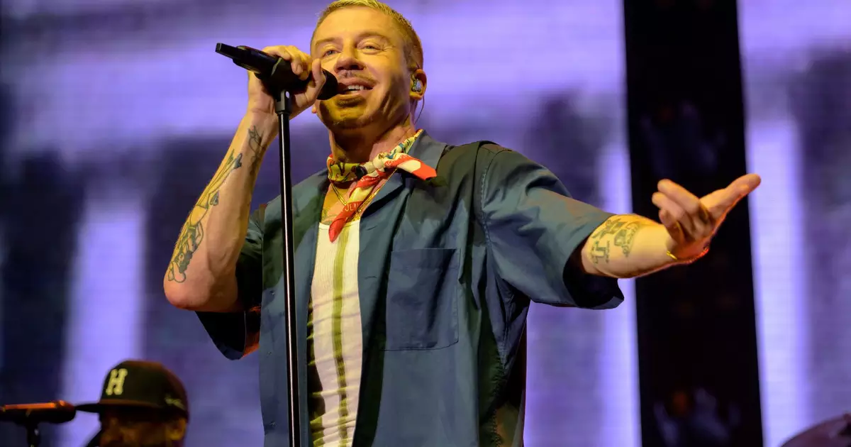 Macklemore apoia Palestina e critica ICE em primeiro show após deixar turnê de Ed Sheeran