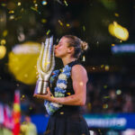 Maja Chwalinska conquista o título do wuhan open e celebra reviravolta na carreira