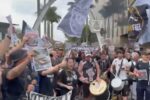 Manifestantes cobram na porta do Parque São Jorge ação da justiça contra o Corinthians