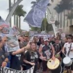 Manifestantes cobram na porta do Parque São Jorge ação da justiça contra o Corinthians
