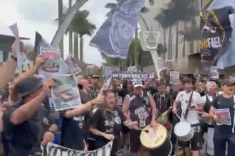 Manifestantes cobram na porta do Parque São Jorge ação da justiça contra o Corinthians