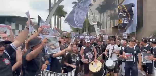 Manifestantes cobram na porta do Parque São Jorge ação da justiça contra o Corinthians