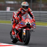Marc Márquez lidera primeiro treino livre do GP do Japão em Motegi sob chuva e acidente