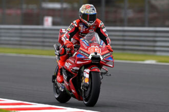 Marc Márquez lidera primeiro treino livre do GP do Japão em Motegi sob chuva e acidente