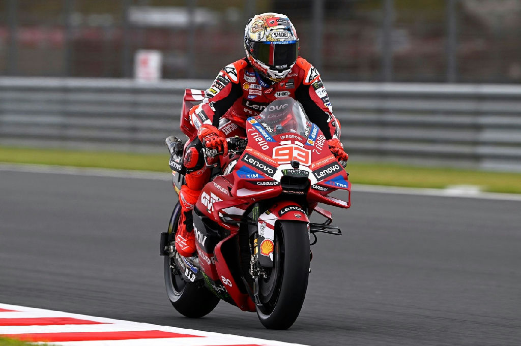 Marc Márquez lidera primeiro treino livre do GP do Japão em Motegi sob chuva e acidente