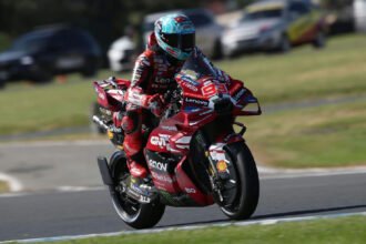 Márc Márquez supera queda precoce e garante pole position na Austrália