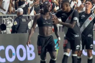 Marino brilha e comemora gol da vitória do Vasco sobre o Corinthians