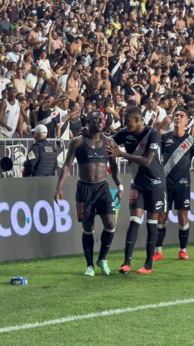 Marino brilha e comemora gol da vitória do Vasco sobre o Corinthians