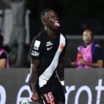 Marino brilha, marca duas vezes e comanda virada do Vasco sobre o Corinthians