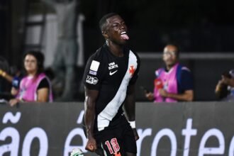 Marino brilha, marca duas vezes e comanda virada do Vasco sobre o Corinthians