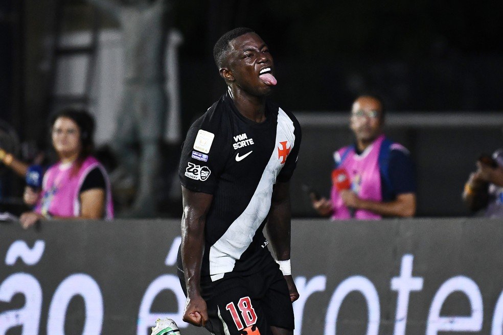 Marino brilha, marca duas vezes e comanda virada do Vasco sobre o Corinthians