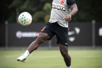 Marino Hinestroza ganha vaga entre os titulares do Vasco para clássico contra o Botafogo