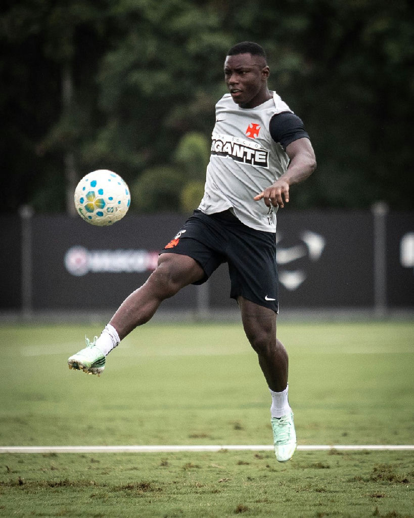 Marino Hinestroza ganha vaga entre os titulares do Vasco para clássico contra o Botafogo