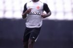 Marino Hinestroza ganha vaga entre os titulares do Vasco para clássico