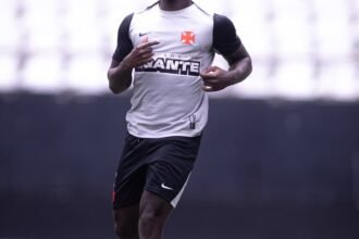 Marino Hinestroza ganha vaga entre os titulares do Vasco para clássico