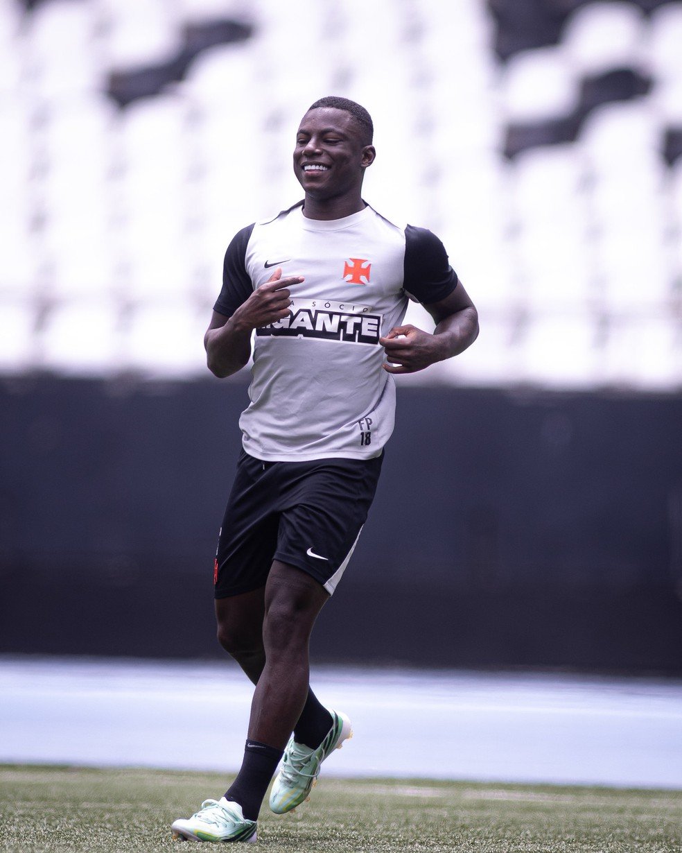 Marino Hinestroza ganha vaga entre os titulares do Vasco para clássico