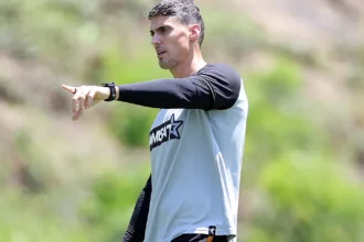 Matheus Bachi assume comando do Botafogo em duelo contra o Coritiba