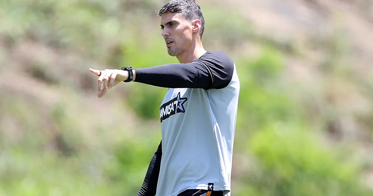 Matheus Bachi assume comando do Botafogo em duelo contra o Coritiba