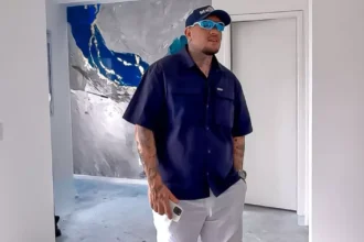 MC Binn celebra conquista de apartamento frente ao mar após trajetória de superação