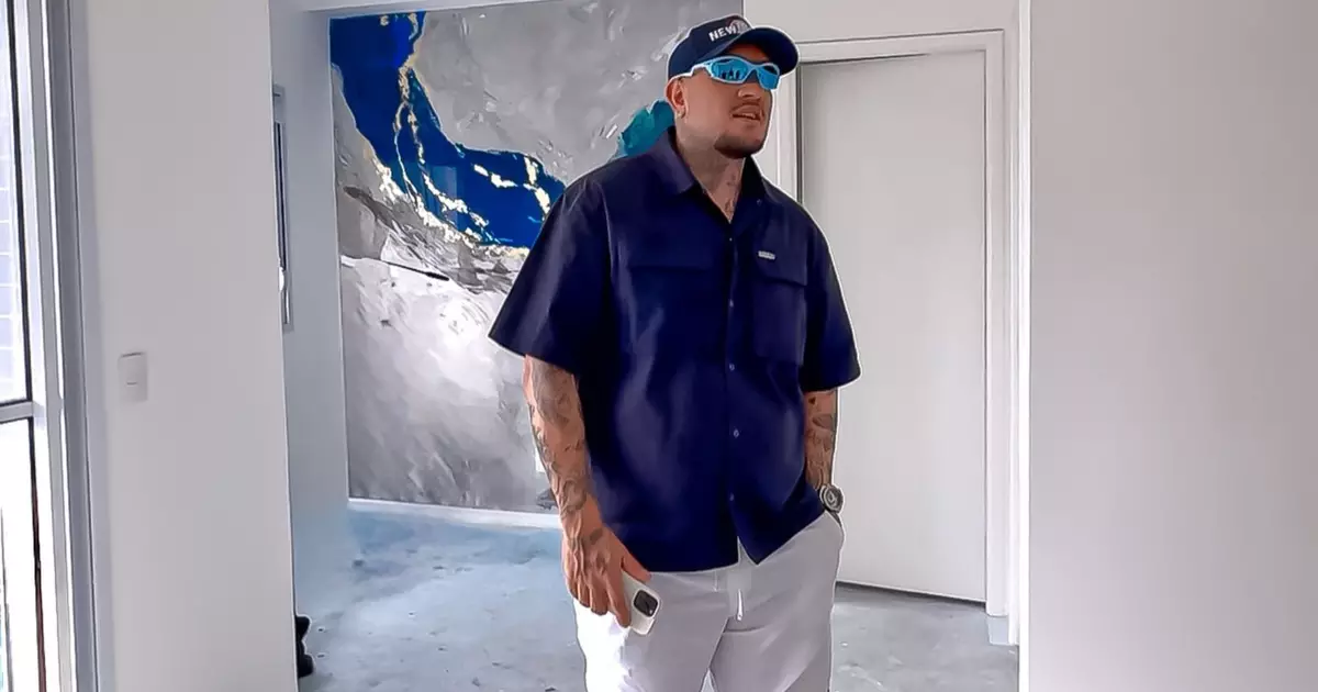 MC Binn celebra conquista de apartamento frente ao mar após trajetória de superação