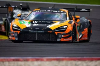 Mclaren #10 crava a pole position na classe LMGT3 em barcelona