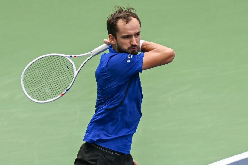 Medvedev e Aliassime superam estreias difíceis no Masters 1000 de Xangai