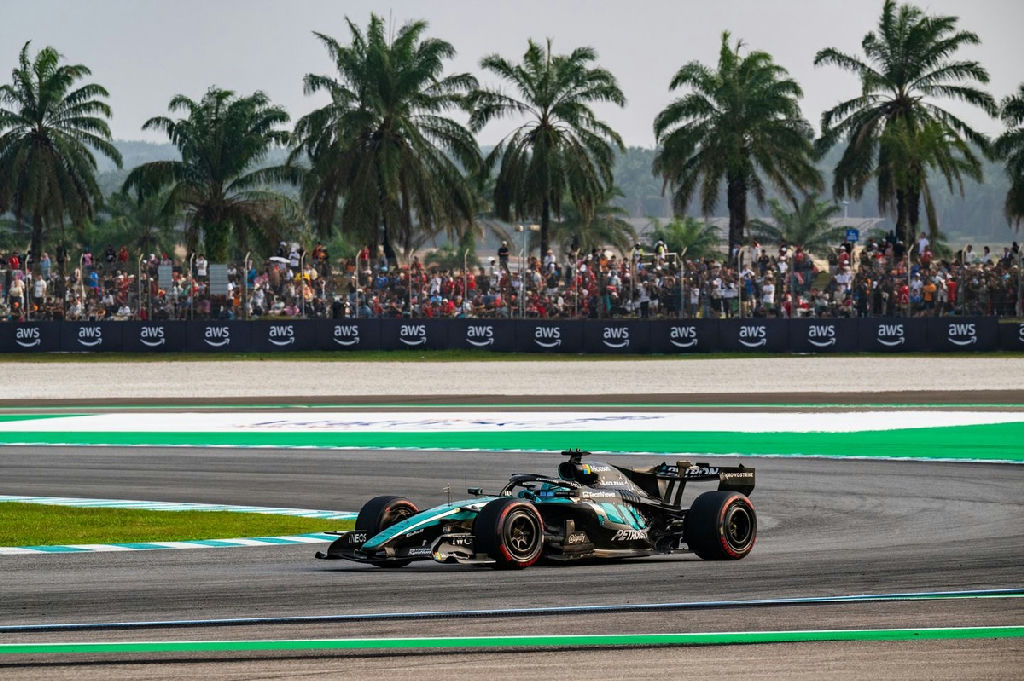 Mercedes corre contra o tempo para instalar sistema ADUO no carro de Russell